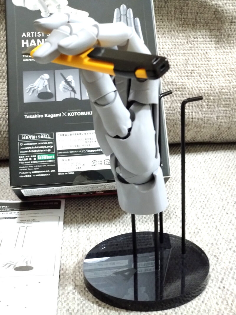 短い支柱に固定したコトブキヤハンドモデル(右手/グレー)に定番カッターナイフを持たせてみた。